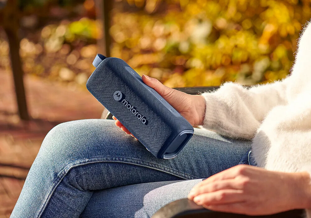 Głośnik mobilny MOTOROLA ROKR 600 - Dobry do podróży, osoba trzymająca głośnik mobilny w ręku