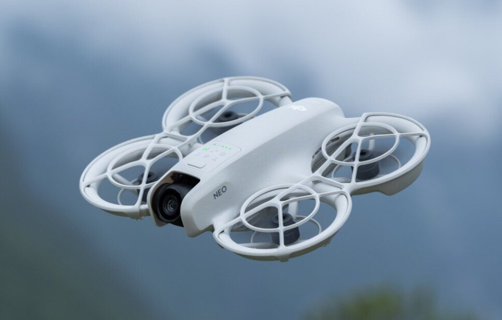 Ochrona DJI Care Refresh do Neo (12 miesięcy) dron w powietrzu na rozmytym tle opis
