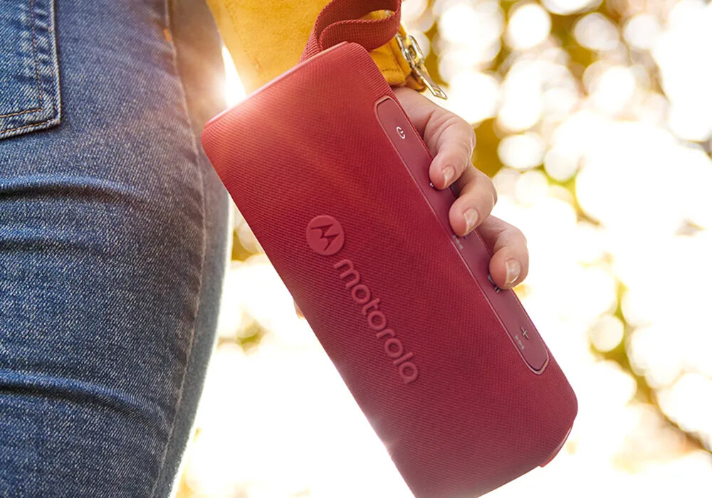 Głośnik mobilny MOTOROLA ROKR 600 - Przenośny dźwięk, osoba trzymająca głośnik mobilny w ręku