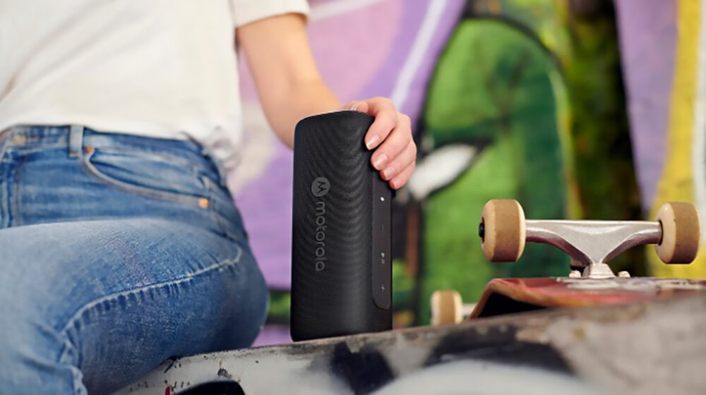 Głośnik mobilny MOTOROLA ROKR 600 - Bez kabli i komplikacji, osoba trzymająca głośnik mobilny w ręku