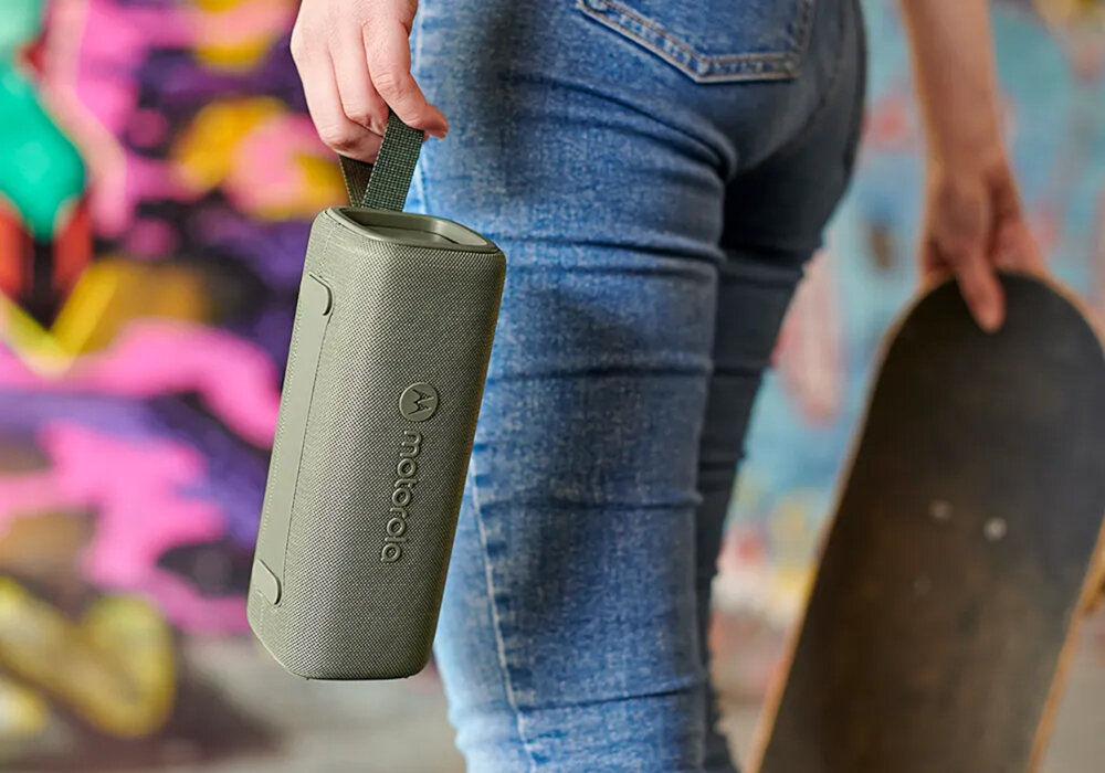 Głośnik mobilny MOTOROLA ROKR 600 - Dobry do podróży, osoba trzymająca głośnik mobilny w ręku