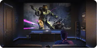Widok zza pleców gracza na ekran z postacią z gry Halo Infinite. Pokój wypełniony wzorem niebieskich punktów świetlnych.