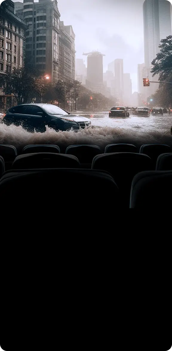 Widok zza foteli kinowych na duży ekran z kadrem z filmu akcji.