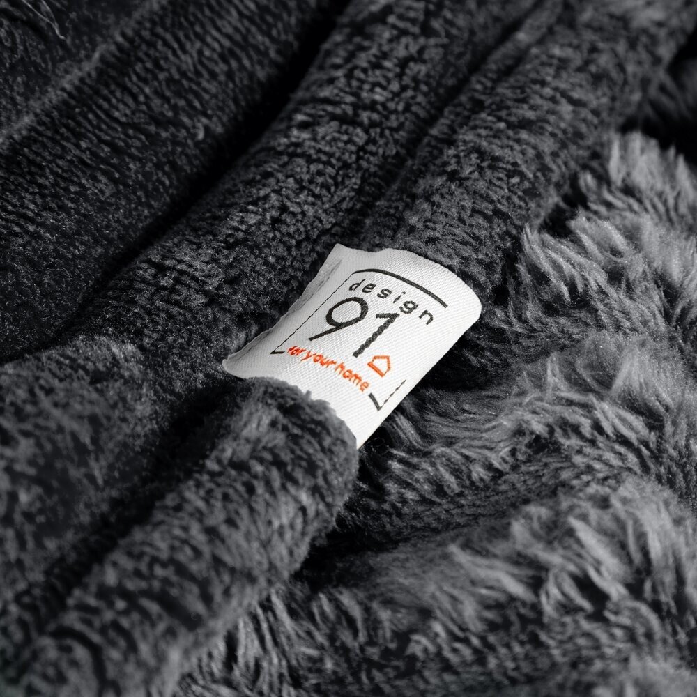 Szary, miękki koc z widoczną metką z napisem \'design 91 try your home\'.
