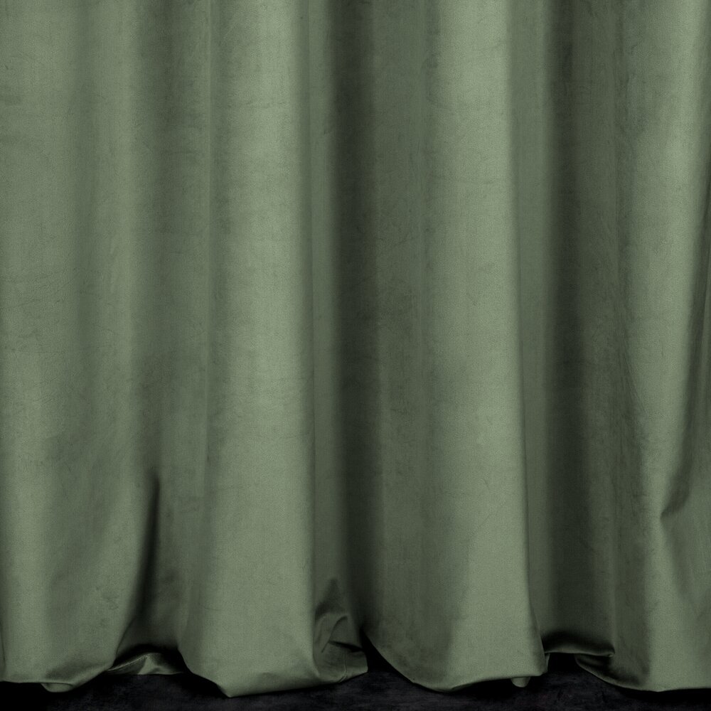 Zasłona w kolorze oliwkowym z welwetowego materiału, układająca się w miękkie fałdy. Widoczna jest dolna część zasłony, która lekko opada na podłogę.