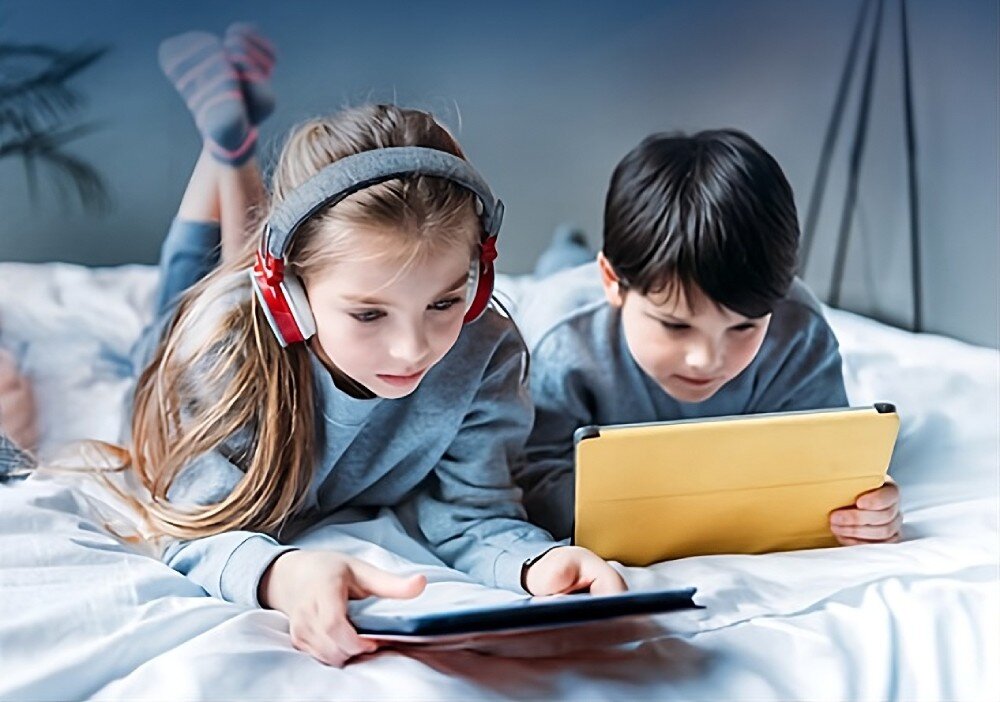 Router ASUS RT-BE86U Dzieci leżące na łóżku i korzystające z tabletów w domowym otoczeniu, kontrola rodzicielska, filtrowanie