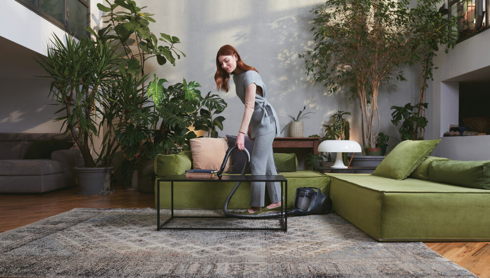 ODKURZACZ HOOVER HP110HM 011 BEZWORKOWY wydajna filtracja powietrza Single Cyclone skuteczne sprząranie czyste powietrze oddzielanie kurzu zbiornik 2 litry bez konieczności opróżniania w trakcie dłuższe sprzątanie Dłuższy zasięg 8,2 m pracy komfortowe sprzątanie wydłużony uchwyt dokładniejsze sprzątanie usuwanie sierści włosów do dywanów miękkich powierzchni szybkie wygodne sprzątanie Szczotka do parkietu filcowe kółka miękkie włosie delikatne czyszczenie bezpieczeństwo powierzchni precyzja zbierania Szczotka All Floor zaawansowana technologia niezwykle efektywne wygodne sprzątanie czystość każda powierzchnia