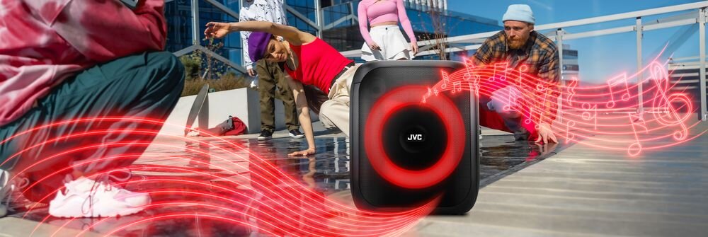 Power Audio JVC Party speaker XS-EP314B dynamiczny dźwięk 80 W mobilny design, głośnik stojący na drewnianej podłodze w plenerze