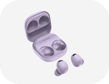 Na obrazie widoczne są bezprzewodowe słuchawki douszne w kolorze fioletowym wraz z otwartym etui ładującym. Na etui widnieje napis \'SOUND BY AKG\'.