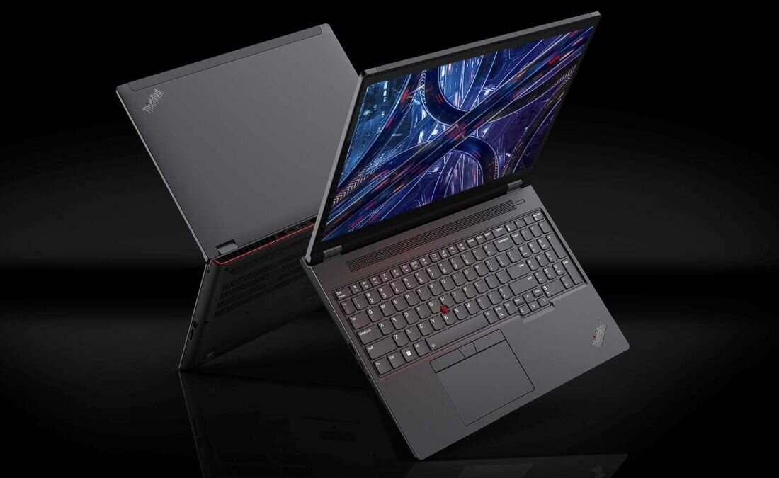 Dwa laptopy Lenovo ThinkPad P16 na ciemnym tle, widoczny ekran z abstrakcyjną grafiką oraz czerwone akcenty.