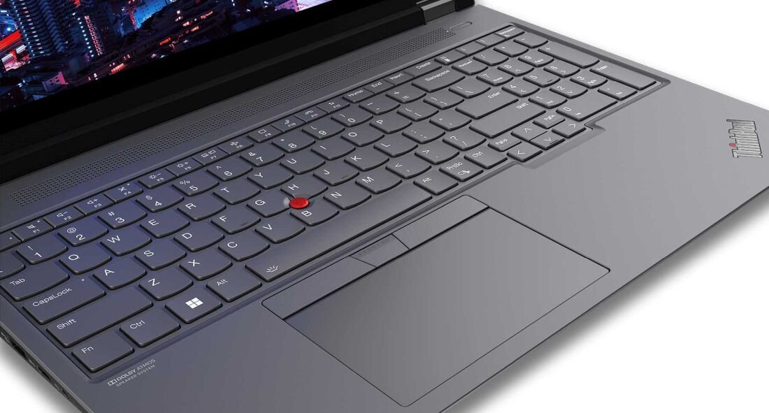 Zbliżenie podświetlanej klawiatury Lenovo ThinkPad P16 z charakterystycznym czerwonym TrackPointem, widoczne klawisze z białym oświetleniem - podświetlana, pełnowymiarowa klawiatura 