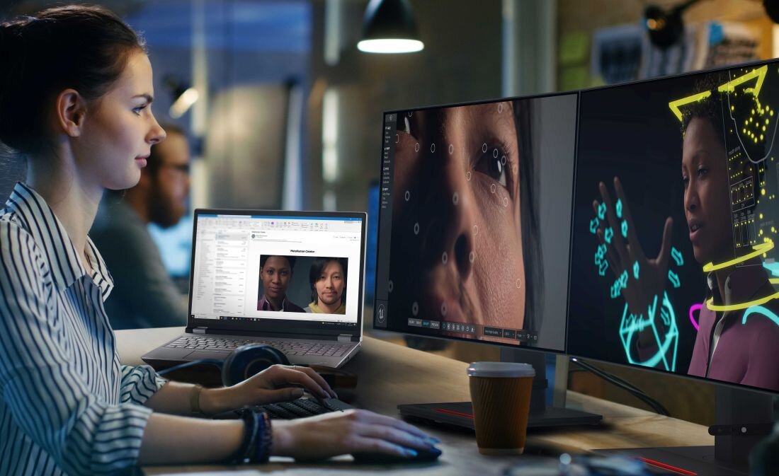 Specjalistka analizująca dane medyczne na dwóch monitorach podłączonych do laptopa Lenovo ThinkPad, widoczne obrazy diagnostyczne - NVIDIA RTX  