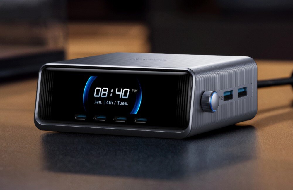 Zasilacz do laptopa ANKER Prime GaN 250W Urządzenie stojące na blacie, pełniące funkcję zegara cyfrowego z datą wyświetlaną na czarnym ekranie frontowym