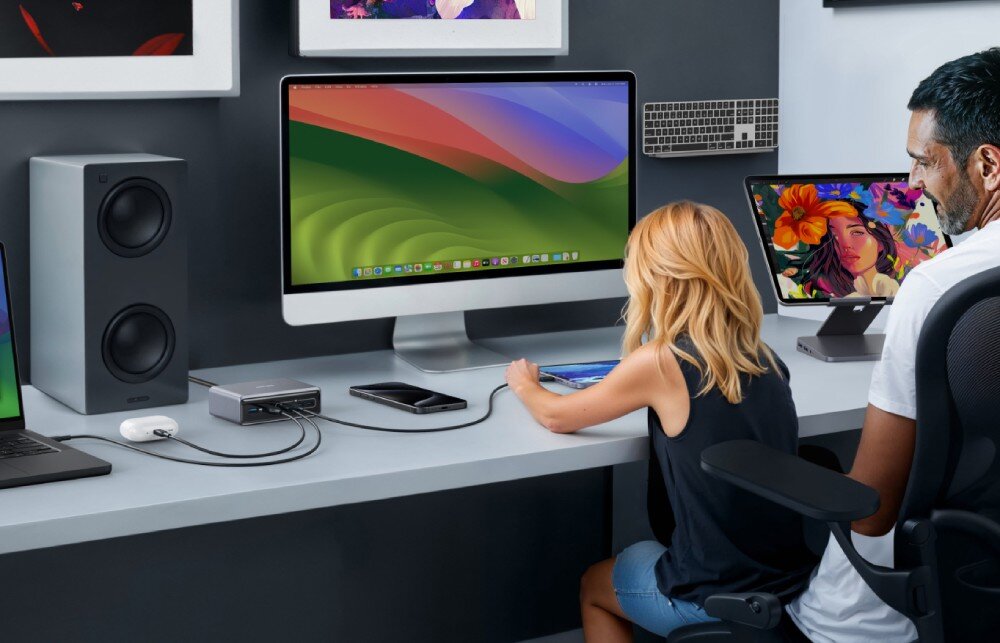Zasilacz do laptopa ANKER Prime GaN 200W Biurko w domowym biurze z dużym monitorem, laptopem, tabletem i innymi urządzeniami elektronicznymi podłączonymi do stacji ładującej, zabezpieczenia, ochrona