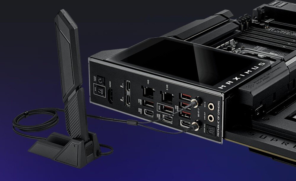 Płyta główna ASUS ROG Maximus Z890 Extreme Panel wejść i wyjść płyty głównej wraz z podłączoną anteną Wi-Fi. Widoczne są porty USB, Thunderbolt, Ethernet oraz złącza audio, łączność Wi-Fi 7, karty Ethernet