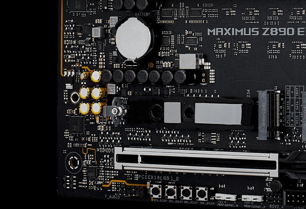 Płyta główna ASUS ROG Maximus Z890 Extreme Zbliżenie na dolną część płyty głównej, ukazujące sekcję audio z kilkoma złotymi kondensatorami. Widoczne są również oznaczenia ścieżek elektrycznych i komponenty zasilania, audio, dźwięk, jakość, Dolby Atmos