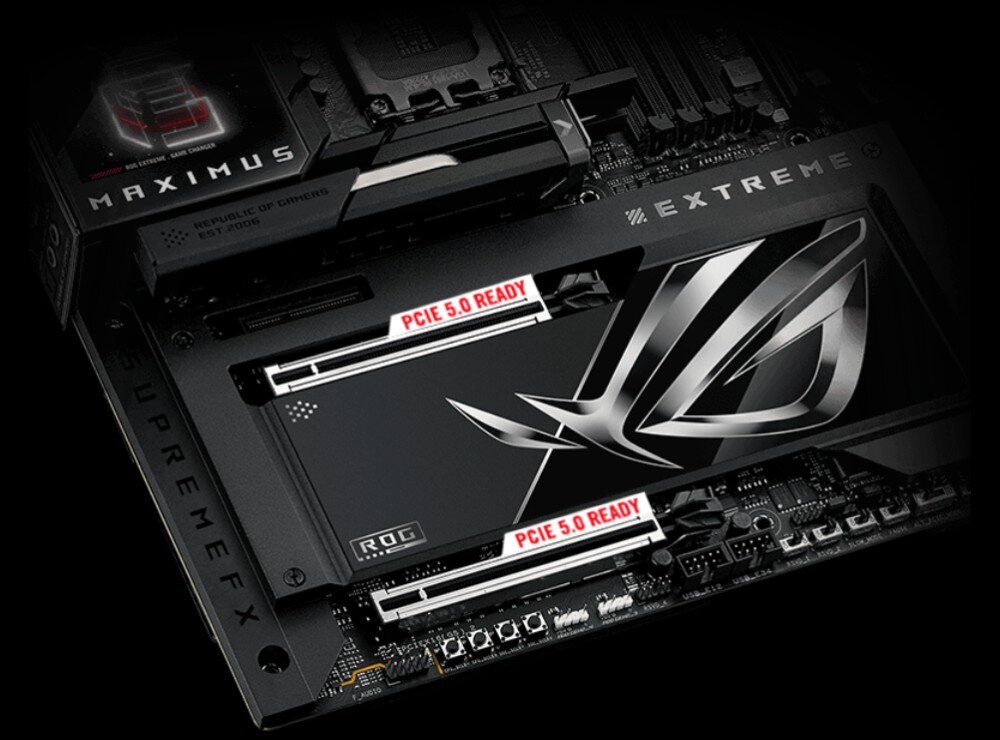 Płyta główna ASUS ROG Maximus Z890 Extreme Zbliżenie na dolną część płyty głównej, pokazujące dwa sloty M.2 oznaczone jako „PCIe 5.0 Ready”. Widoczne jest również duże logo ROG na osłonie, interfejs PCIe 5.0, wzmocnienie slotu