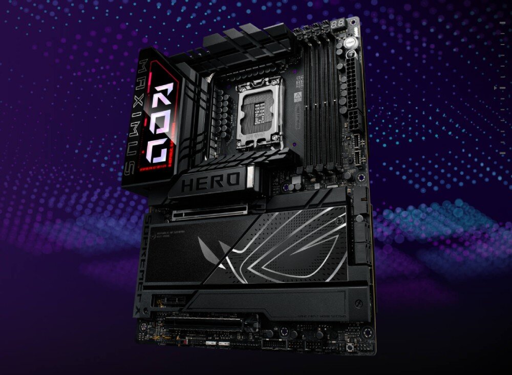 Płyta główna ASUS ROG Maximus Z890 Hero Płyta główna z podświetlanym napisem 'ROG MAXIMUS' i oznaczeniem 'HERO', widoczny socket CPU, sloty RAM oraz masywny radiator, opis