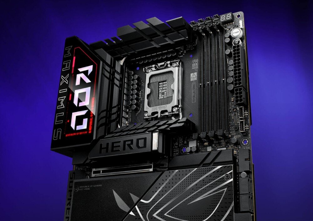 Płyta główna ASUS ROG Maximus Z890 Hero Zbliżenie na górną część płyty głównej z wyraźnym gniazdem procesora, slotami RAM oraz przyciskiem 'START', procesory, kompatybilność, układ zasilania