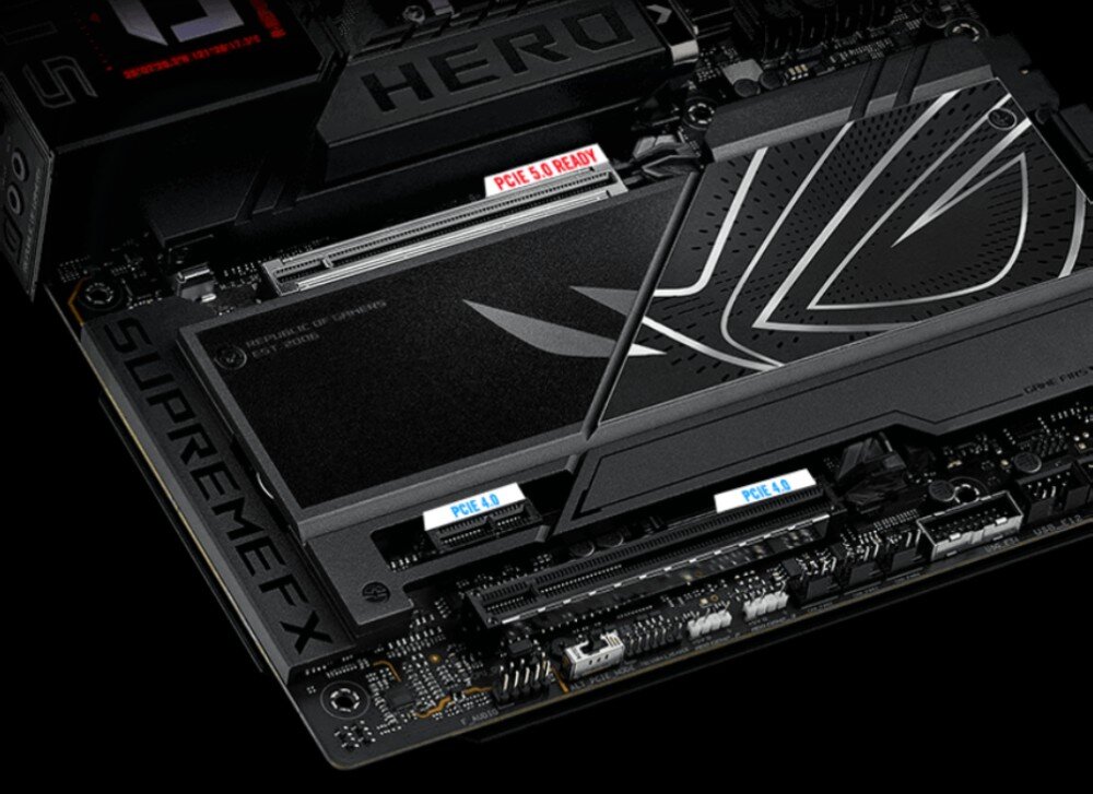 Płyta główna ASUS ROG Maximus Z890 Hero Dolna część płyty głównej z osłonami na sloty M.2 i oznaczeniami 'PCIE 5.0 READY' oraz 'PCIE 4.0', interfejs, złącze PCIe 5.0, konstrukcja, dyski M.2