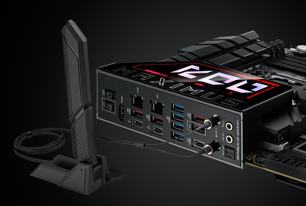 Płyta główna ASUS ROG Maximus Z890 Hero Tylny panel wejść/wyjść płyty głównej z podświetleniem 'ROG MAXIMUS', widoczne liczne porty USB, audio, sieciowe oraz antena Wi-Fi, łączność Wi-Fi 7, Bluetooth 5.4, interfejsy Ethernet