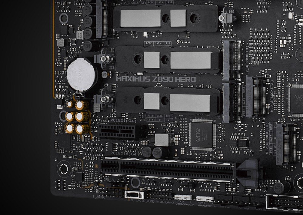 Płyta główna ASUS ROG Maximus Z890 Hero Widok na odsłoniętą płytę główną z podpisem 'MAXIMUS Z890 HERO', widoczne sloty M.2, PCIe oraz bateria CMOS, dźwięk, układ audio, jakość, dźwięk przestrzenny