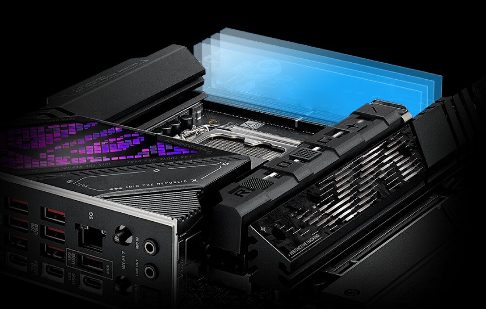 Płyta główna ASUS ROG Strix Z890-E Gaming WiFi zbliżenie na gniazdo procesora i radiatory z oznaczeniem Wi-Fi 7, pokazany efekt chłodzenia z niebieskim podświetleniem, pamięć DDR5, taktowanie, podkręcenie