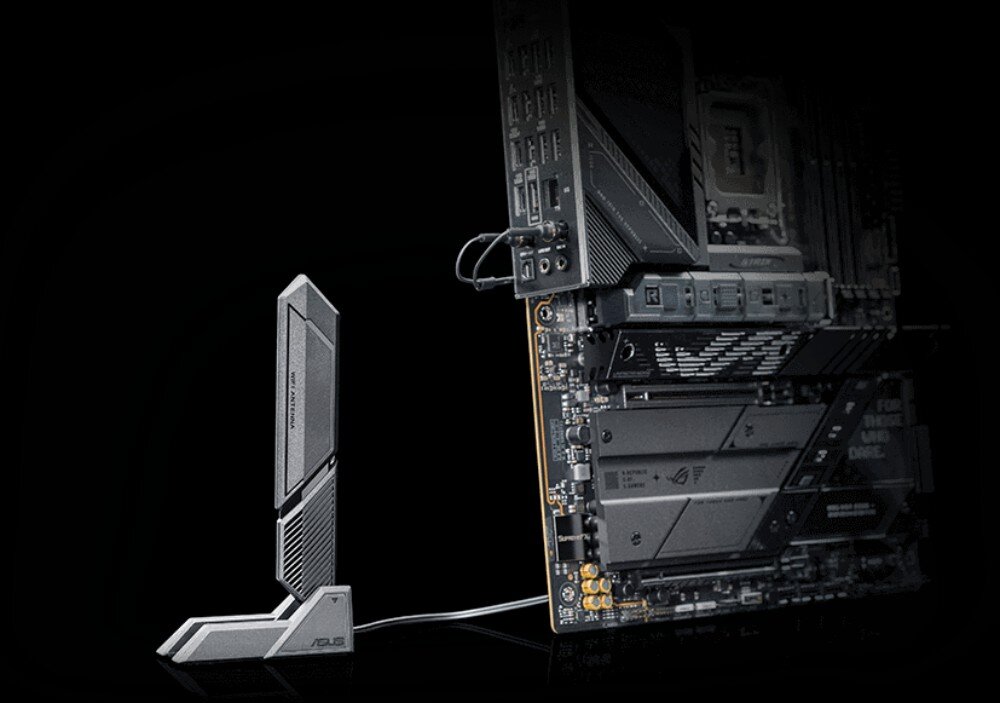 Płyta główna ASUS ROG Strix Z890-E Gaming WiFi widok tylnej części płyty głównej z podłączoną pionowo anteną Wi-Fi, na tle ciemnego tła, łączność Wi-Fi 7, kanały 320 MHz, porty Thunderbolt 4
