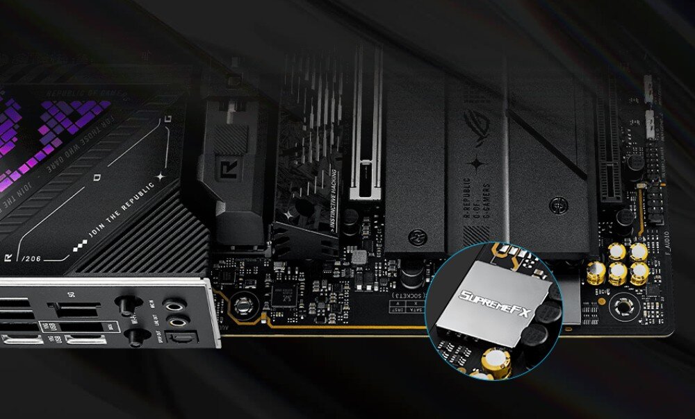 Płyta główna ASUS ROG Strix Z890-E Gaming WiFi fragment płyty głównej z widocznym modułem dźwiękowym SupremeFX, oznaczenie znajduje się na metalowej osłonie układu, audio, dźwięk, jakość, Dolby Atmos