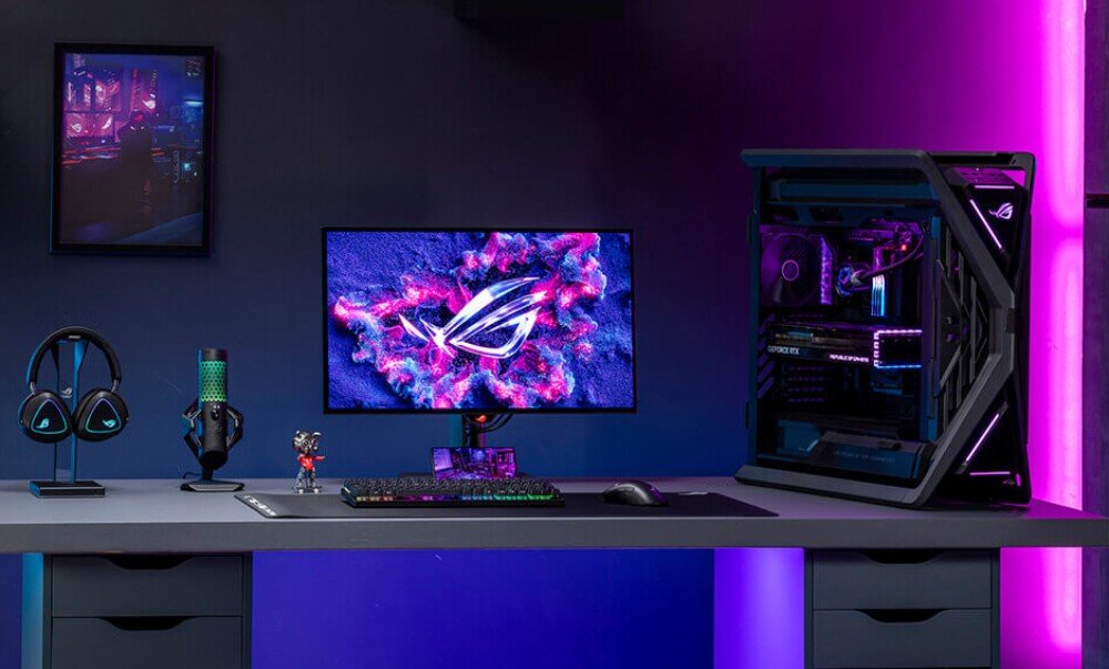 Płyta główna ASUS ROG Strix Z890-F Gaming WiFi Biurko z komputerem stacjonarnym w otwartej obudowie z podświetleniem RGB, monitorem z logo ROG na ekranie, klawiaturą, myszą, słuchawkami i mikrofonem, oświetlone fioletowo-niebieskim światłem, ekosystem, narzędzia