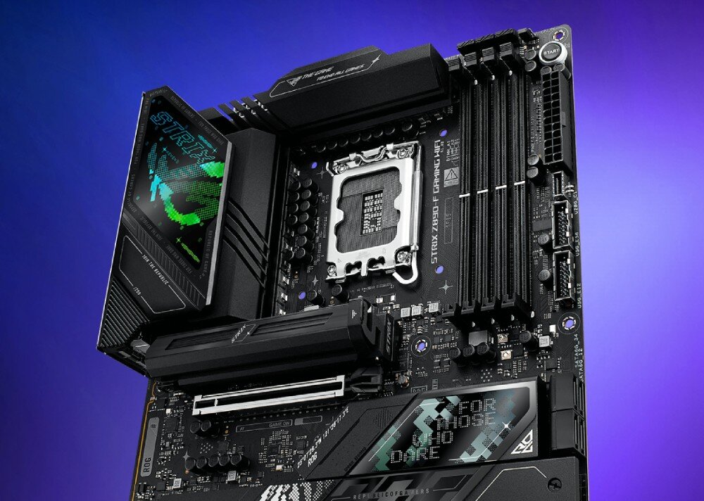 Płyta główna ASUS ROG Strix Z890-F Gaming WiFi Zbliżenie na górną część czarnej płyty głównej z widocznym gniazdem procesora i czterema slotami DDR5, podświetlonym napisem 'Strix' na radiatorze i fioletowym tłem, układ zasilania, radiatory VRM, 