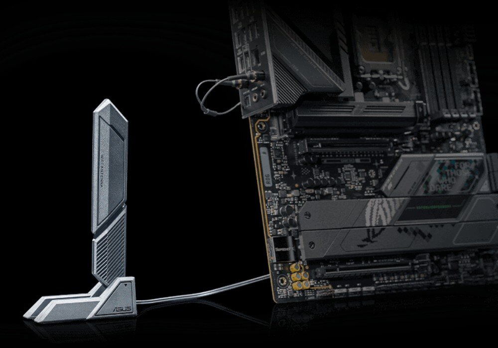 Płyta główna ASUS ROG Strix Z890-F Gaming WiFi Czarna płyta główna połączona kablem z ustawioną pionowo srebrno-czarną anteną ASUS, znajdująca się na ciemnym tle, łączność Wi-Fi, porty Thunderbolt
