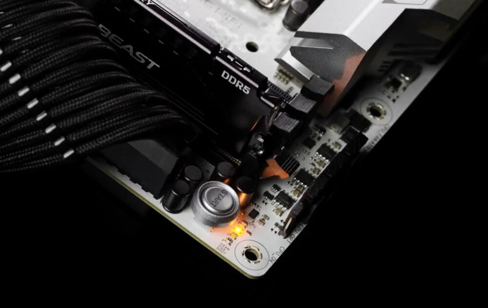 Płyta główna ASUS ROG Strix Z890-A Gaming WiFi Zbliżenie na fizyczny, podświetlony przycisk zasilania Start umieszczony na krawędzi płyty głównej, montaż, rozwiązania