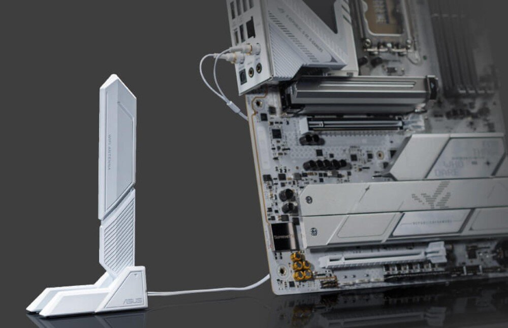 Płyta główna ASUS ROG Strix Z890-A Gaming WiFi Biała antena bezprzewodowa podłączona dwoma przewodami do tylnego panelu portów płyty głównej, łączność, Wi-Fi 7, port LAN, technologie