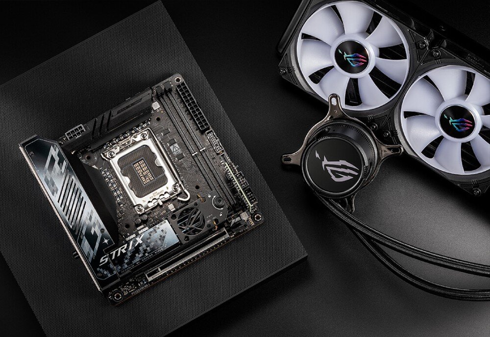 Płyta główna ASUS ROG Strix Z890-I Gaming WiFi Płyta główna mini-ITX ułożona na ciemnej powierzchni obok chłodzenia wodnego z dwoma wentylatorami i blokiem pompy z logo w kształcie stylizowanej litery, ekosystem