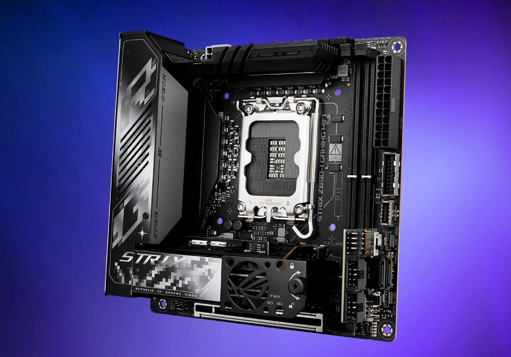 Płyta główna ASUS ROG Strix Z890-I Gaming WiFi Płyta główna mini-ITX przedstawiona na tle w kolorze niebiesko-fioletowym z widocznym gniazdem procesora i radiatorami, układ zasilania