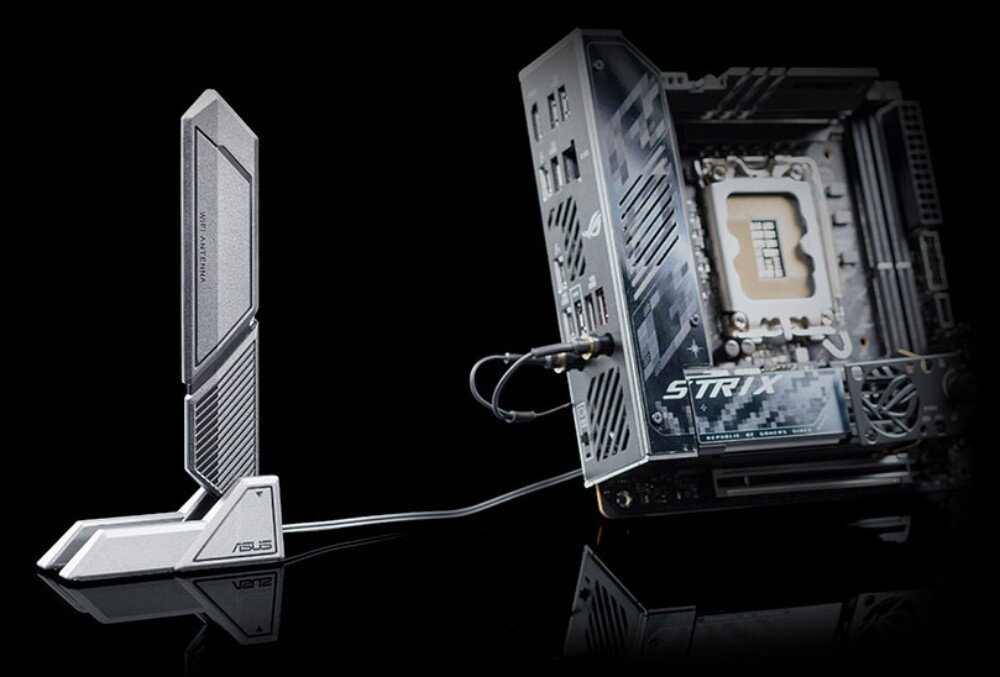 Płyta główna ASUS ROG Strix Z890-I Gaming WiFi Płyta główna podłączona do anteny Wi-Fi stojącej obok, połączonej przewodem, widok z boku na ciemnym tle, łączność z siecią, Wi-Fi 7, antena