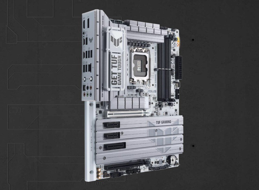Płyta główna ASUS TUF Gaming Z890-PRO WiFi Płyta główna ujęta pod kątem, z widocznym bocznym panelem portów wejścia i wyjścia, gniazdem procesora, bankami pamięci oraz radiatorami