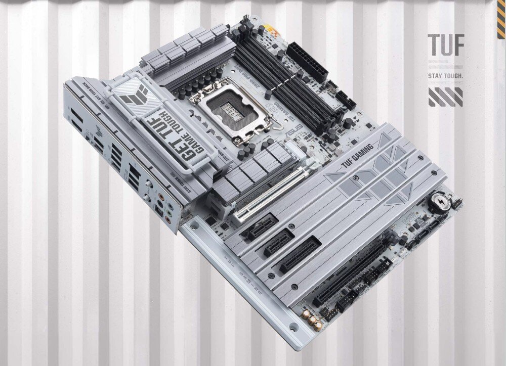 Płyta główna ASUS TUF Gaming Z890-PRO WiFi Płyta główna pokazana pod kątem, z widoczną sekcją zasilania, radiatorami chłodzącymi, gniazdem procesora oraz gniazdami rozszerzeń