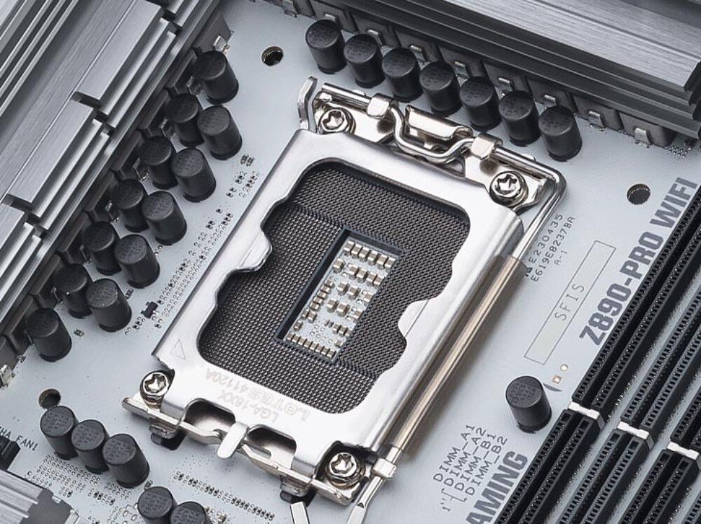 Płyta główna ASUS TUF Gaming Z890-PRO WiFi Zbliżenie na gniazdo procesora na płycie głównej z metalową ramką montażową oraz otaczającymi je kondensatorami i radiatorami