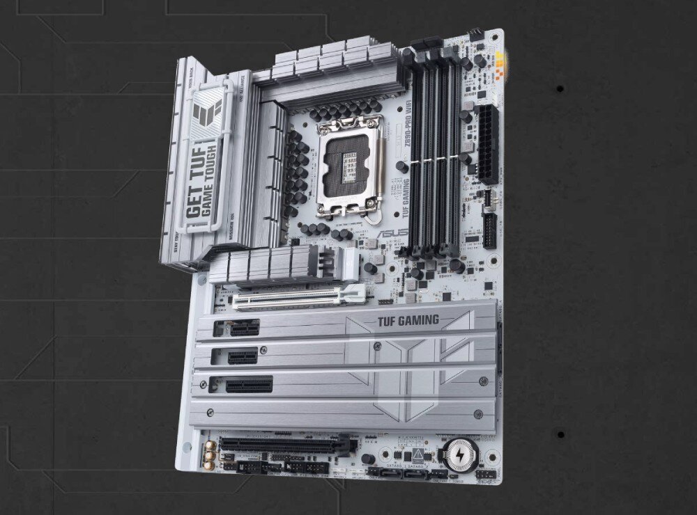 Płyta główna ASUS TUF Gaming Z890-PRO WiFi Cała płyta główna zaprezentowana na ciemnym tle, ukazująca rozmieszczenie wszystkich komponentów, radiatory i porty rozszerzeń