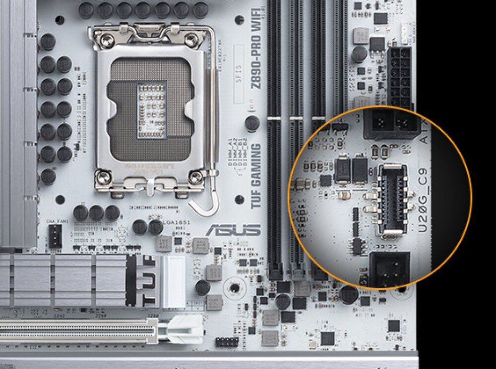 Płyta główna ASUS TUF Gaming Z890-PRO WiFi Fragment płyty głównej z powiększonym w kółku złączem wewnętrznym USB ze podpisem 'U20G_C9' umieszczonym obok banków pamięci