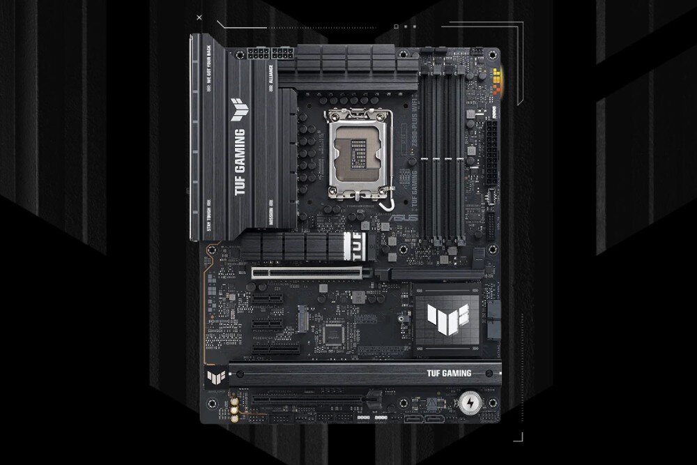 Płyta główna ASUS TUF Gaming Z890-PLUS WiFi Widok z góry na czarną płytę ATX z gniazdem procesora, czterema slotami DIMM, dużymi radiatorami VRM i osłonami M.2 na ciemnym tle, opis