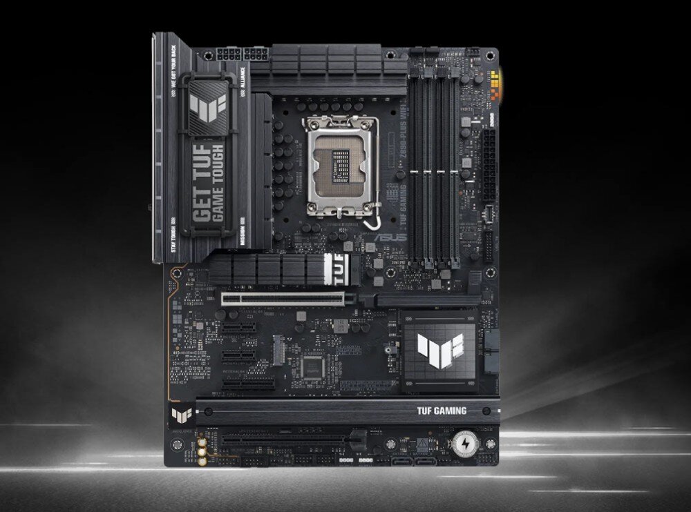 Płyta główna ASUS TUF Gaming Z890-PLUS WiFi Widok z góry na płytę główną na tle z efektem świetlnym, z gniazdem procesora, slotami pamięci i radiatorami z napisem 'GET TUF GAME TOUGH', podświetlenie
