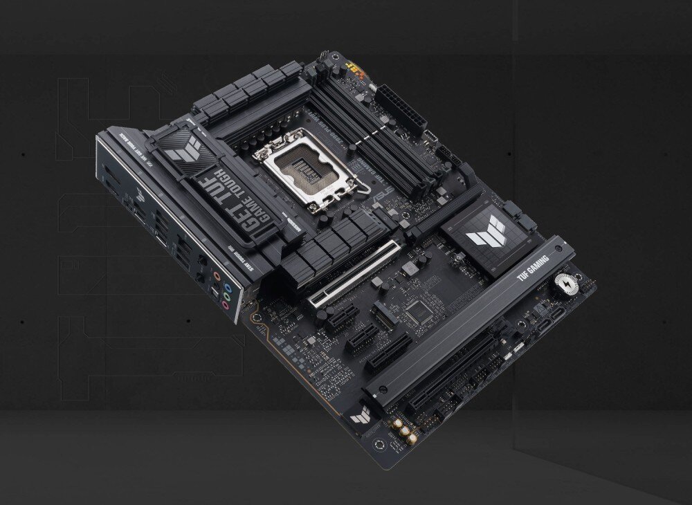 Płyta główna ASUS TUF Gaming Z890-PLUS WiFi Ujęcie z perspektywy na płytę z osłoną panelu I/O z napisem 'GET TUF GAME TOUGH', gniazdem LGA, czterema slotami pamięci i złączami PCIe, przeznaczenie, procesory, kompatybilność