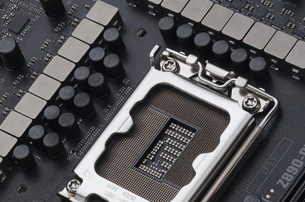 Płyta główna ASUS TUF Gaming Z890-PLUS WiFi Zbliżenie na gniazdo procesora LGA oraz otaczające je dławiki i tranzystory sekcji zasilania, układ zasilania, moc