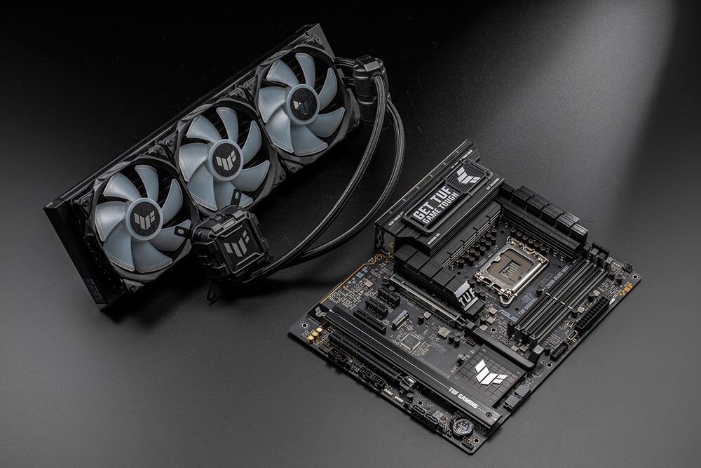 Płyta główna ASUS TUF Gaming Z890-PLUS WiFi Płyta główna leżąca obok chłodzenia AiO z trzema wentylatorami na czarnym tle, chłodzenie, radiatory, czujniki temperatury