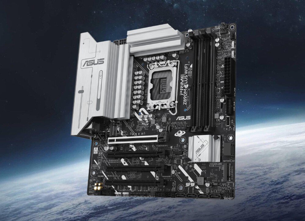 Płyta główna ASUS Prime Z890M-PLUS WiFi Płyta główna w srebrno-czarnej kolorystyce z wyraźnym radiatorem na sekcji zasilania unosi się na tle przestrzeni kosmicznej, opis
