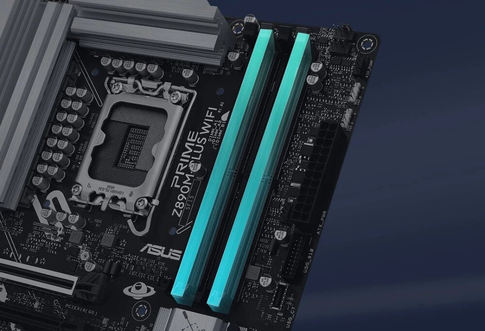 Płyta główna ASUS Prime Z890M-PLUS WiFi Widok na sloty pamięci RAM z podświetleniem w odcieniach niebieskiego, pamięć RAM DDR5, tryb Dual-Channel