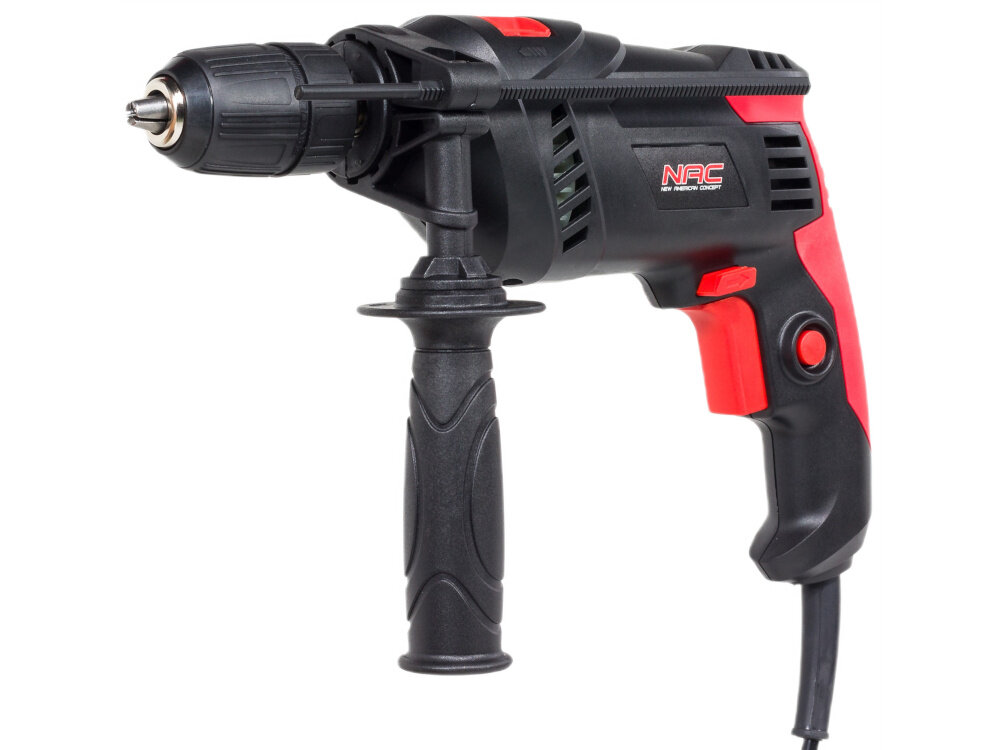Wiertarka udarowa NAC IDE80-B-PT Wiertarka NAC IDE80-B-PT wiertarka na białym tle widoczna od przodu pod lekkim skosem ergonomiczny uchwyt materiał antypoślizgowy stabilność prowadzenia urządzenia dodatkowa rękojeść precyzja i bezpieczeństwo